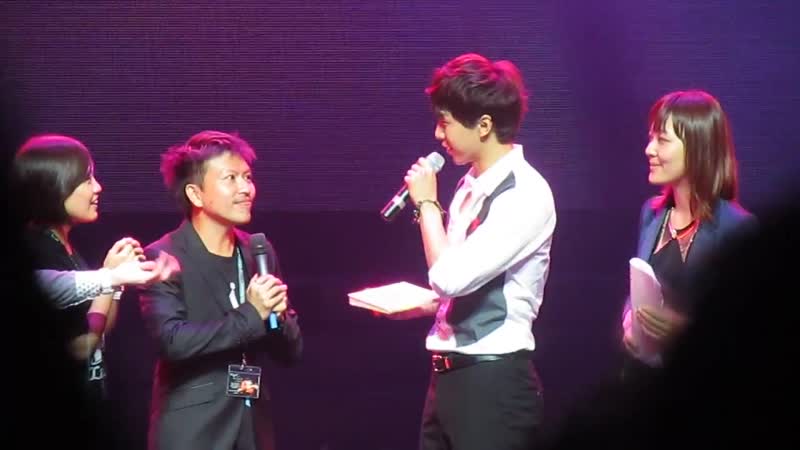 Lee Seung Gi in Singapore, wishing the happy couple as the girl accepted bfs proposal