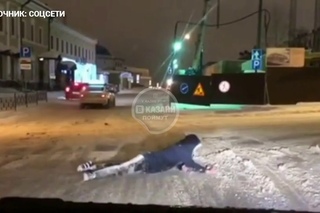 Неадекватный пешеход переползает улицу