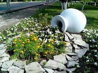 Декор с кувшином в саду. Клумба с камнями. Клумба с кувшином. Композиции из цветов в саду. Клумба с кувшином.