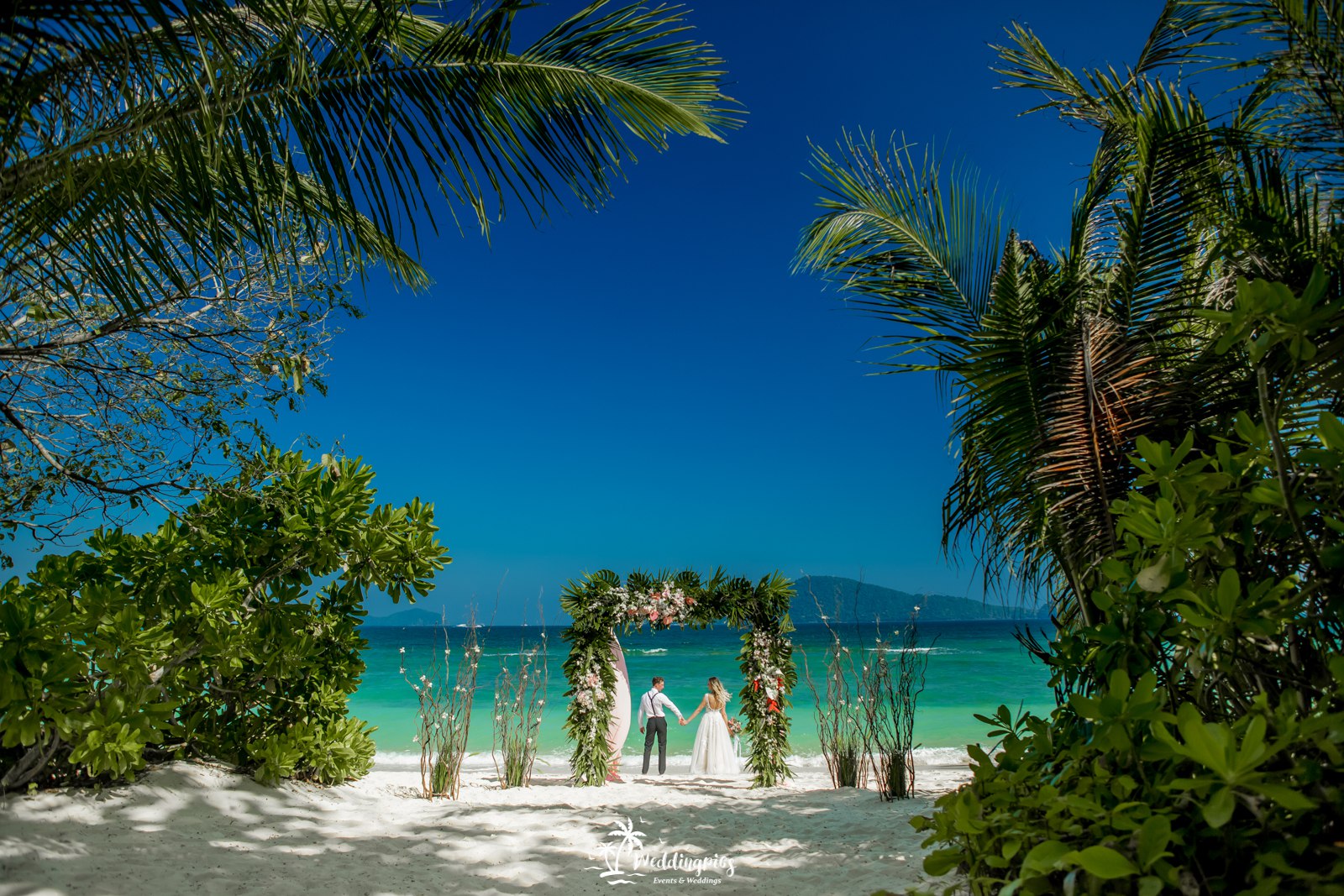 Ұзын аяқты қыздармен үйдегі порно