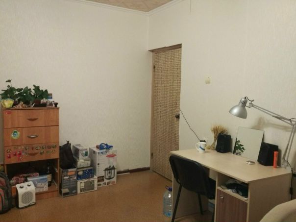 Срочно сдается изолированная комната в 3-комнатной квартире. Только для 1 девушки!<br>Цена - 16 650 р.<br>Площадь комнаты - 15 метров. <br>Общая площадь квартиры - 75 метров. <br>Есть стиральная машина, холодильник, wi-fi.<br>Под окнами - Гончаровский парк. <br>Дом равноудален от 2-х станций метро (Фонвизинская и Тимирязевская+ монорельс), пешком - 10 минут. <br>Прямо в доме - магазин Пятерочка, возле парка - Billa, рядом с метро - круглосуточный Перекресток и аптеки.<br>Ремонт в квартире был давно, но чистоту тщательно поддерживаем. <br>Большой коридор, где стоит сушка для вещей. <br>В комнате есть кровать, комод, стол. Шкаф увезут.<br>Соседи - 2 девушки, каждая в своей комнате, уважаем личное пространство, по ночам не шумим. <br>Домашних животных у нас нет, вредных привычек тоже. <br>к/у+wi-fi делим на троих.<br>При заселении необходимо отдать залог в 11 000 руб девочке, которая съезжает.<br> Аксенова - фото Фото: Срочно сдается изолированная комната в 3-комнатной квартире. Только для 1 девушки!<br>Цена - 16 650 р.<br>Площадь комнаты - 15 метров. <br>Общая площадь квартиры - 75 метров. <br>Есть стиральная машина, холодильник, wi-fi.<br>Под окнами - Гончаровский парк. <br>Дом равноудален от 2-х станций метро (Фонвизинская и Тимирязевская+ монорельс), пешком - 10 минут. <br>Прямо в доме - магазин Пятерочка, возле парка - Billa, рядом с метро - круглосуточный Перекресток и аптеки.<br>Ремонт в квартире был давно, но чистоту тщательно поддерживаем. <br>Большой коридор, где стоит сушка для вещей. <br>В комнате есть кровать, комод, стол. Шкаф увезут.<br>Соседи - 2 девушки, каждая в своей комнате, уважаем личное пространство, по ночам не шумим. <br>Домашних животных у нас нет, вредных привычек тоже. <br>к/у+wi-fi делим на троих.<br>При заселении необходимо отдать залог в 11 000 руб девочке, которая съезжает.<br> Аксенова