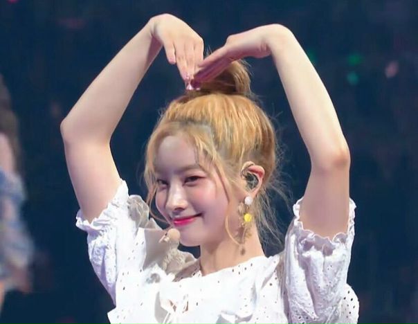 Twice mv. Твайс зе филс. Твайс. Twice what is love. Группа твайс участницы.