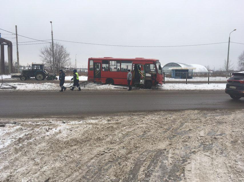 В один день, в одном месте: в Ярославле одна маршрутка врезалась в забор, вторая - перевернулась Это картинка
