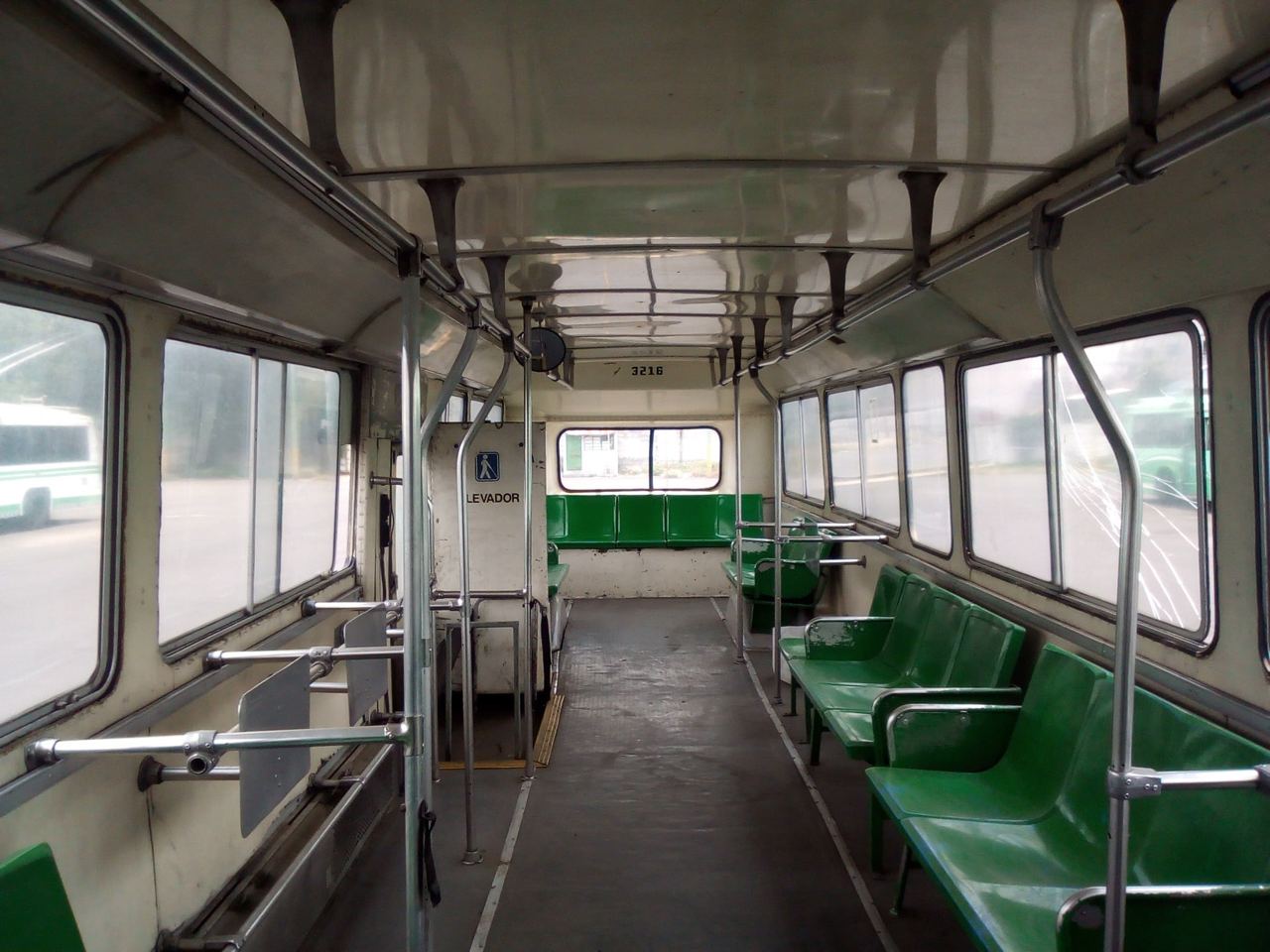 Американский троллейбус Flyer E800 1975 г/в с подъёмником для маломобильных пассажиров в Мехико, б/у из канадского Эдмонтона Это картинка