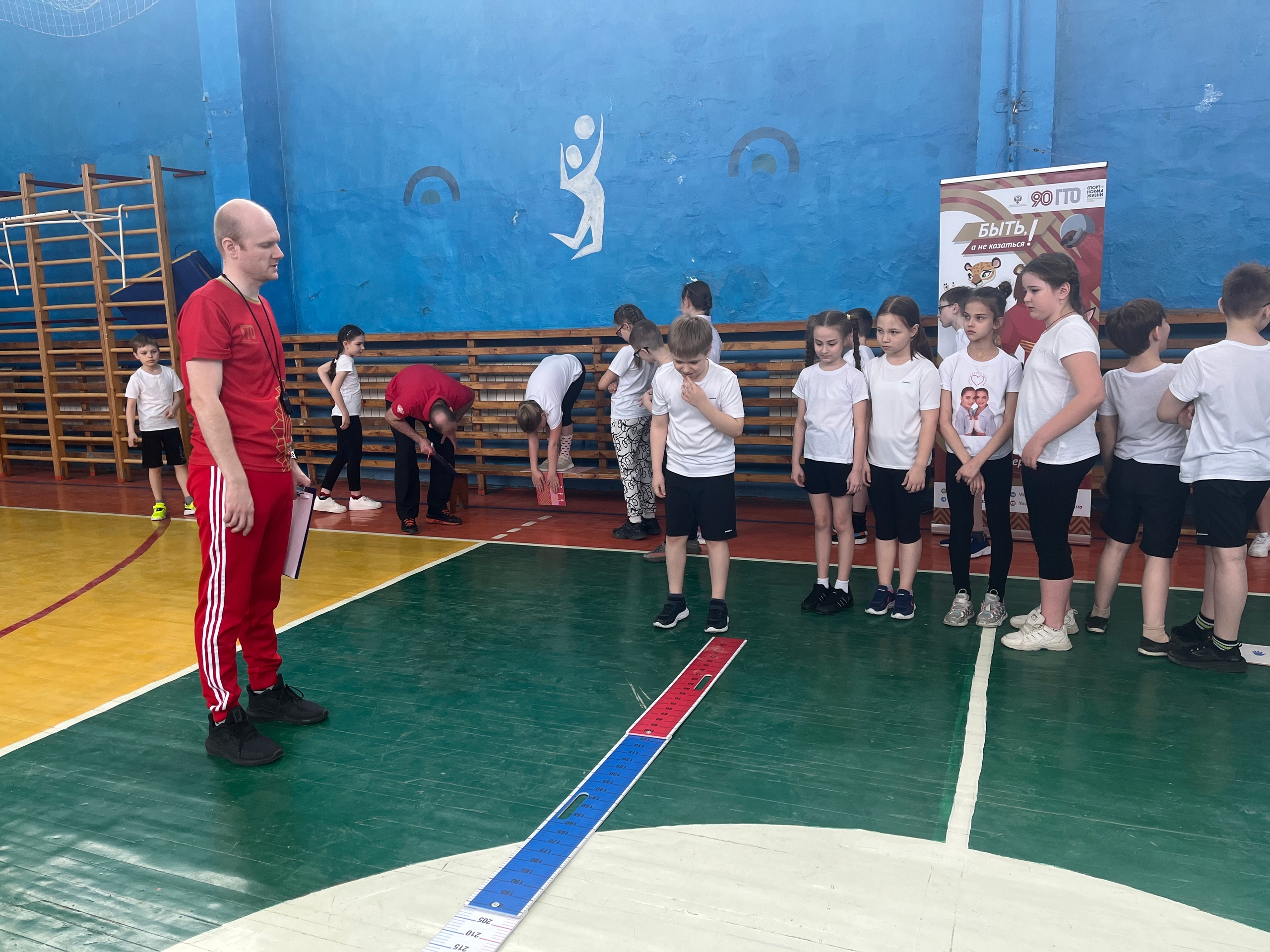 Клубы по месту жительства 10 апреля 2024 года в г. Кемерово специалисты Центра тестирования ГТО МАУ «Клубы по месту жительства» приняли нормативы у младших классов в школе № 31.