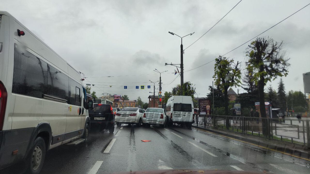 На проспекте Гагарина в Смоленске столкнулись три автомобиля, включая маршрутку Это картинка