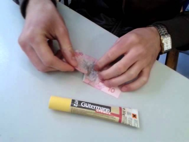 Как склеить купюру с помощью Gutermann