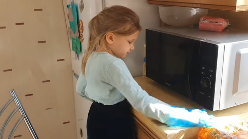 Дарина расплакалась, что собака убежала, Кормушка